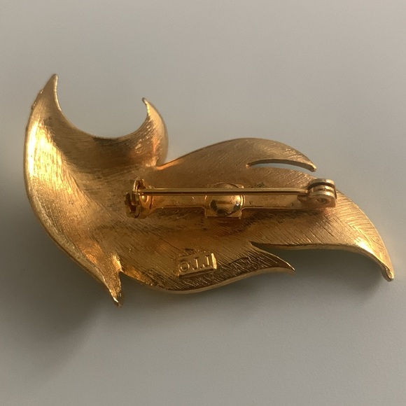 Vintg JJ Jonette Enameled Purple Leaf/Feather Pin - Picture 2 of 3